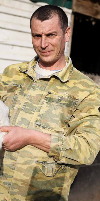 мужчина держит козленка в руках