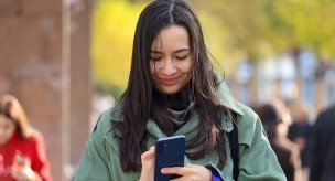 Девушка с телефоном