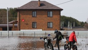 Местные жители во время разлива реки
