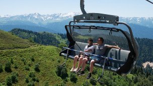 Turisty-v-funikulere-kanatnoj-doroge