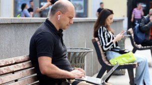 Горожане с гаджетами на улице