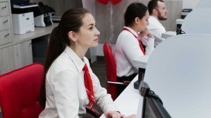 Банковские работники в офисе