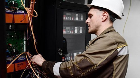 Специалист монтирует сетевое оборудование в сервере