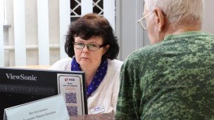 Сотрудник и посетитель в отделении банка
