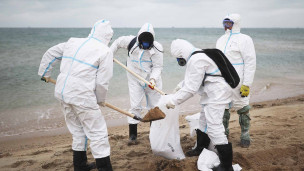 волонтеры во время уборки пляжа