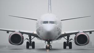 Самолет на взлетной полосе 