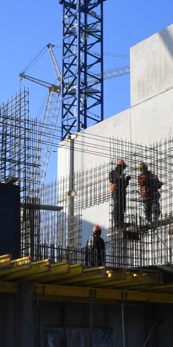 Строители во время работы