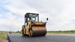 Каток во время укладки асфальта