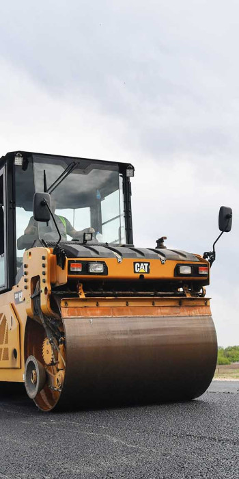 Каток во время укладки асфальта