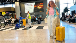 Пассажир с телефоном в аэропорту