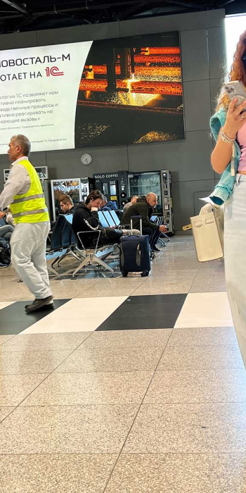 Пассажир с телефоном в аэропорту