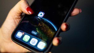 Приложение Max на экране телефона
