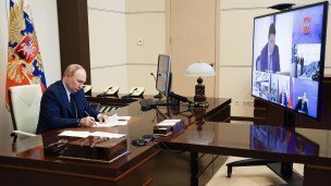 Владимир Путин во время открытия объектов металлургической промышленности