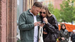 Молодая пара с телефоном на улице