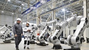 sotrudniki-zavoda-robotov-vo-vremya-raboty