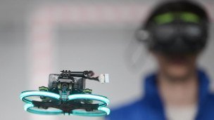 Мужчина управляет беспилотником