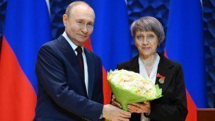 Президент РФ Владимир Путин и ветеран Всероссийской общественной организации ветеранов