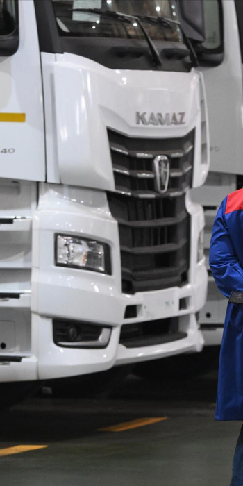 Автомобили Камаз на заводе 