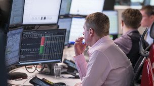 Сотрудники за работой в офисе