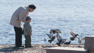 Пожилая женщина с внуком