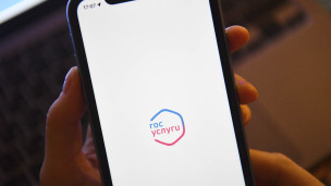 портал госуслуг на экране смартфона