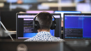 Сотрудник в офисе за компьютером 