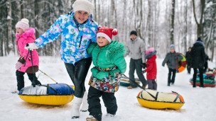 Мама с ребенком катается на ватрушках