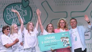 na-torzhestvennoy-tseremonii-nagrazhdeniya-pobediteley-v-ramkakh-finala-konkursa-"Eto-u-nas-semeynoye