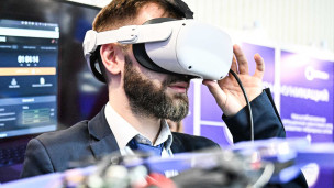 Мужчина в очках виртуальной реальности