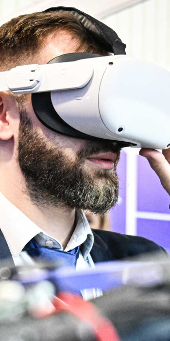 Мужчина в очках виртуальной реальности