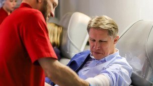Михаил Мурашко во время сдачи крови
