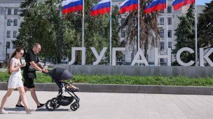 Молодая пара с коляской в Луганске