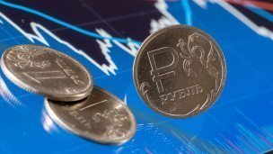 Монеты российского рубля на фоне графика
