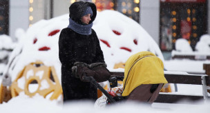 Женщина с коляской на улице