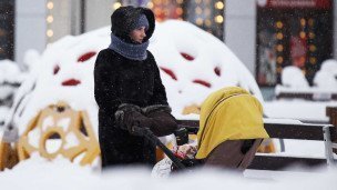 Женщина с коляской на улице