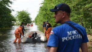 Сотрудники МЧС на фоне затопления