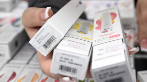 Продавец демонстрирует ассортимент вейпов