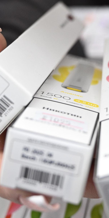 Продавец демонстрирует ассортимент вейпов