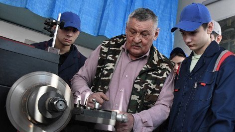 Nа-uchastke-po-tekhnicheskomu-osmotru-i-remontu-avtomobiley