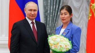  Президент России Владимир Путин и многодетная мать 