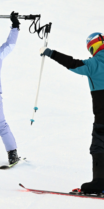 Инструктор обучает катанию девушку