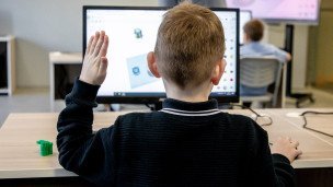  Ученик на уроке компьютерной грамотности