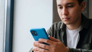 Мужчина со смартфоном в руках