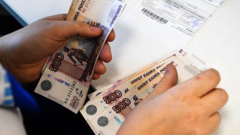 Денежные купюры в руках