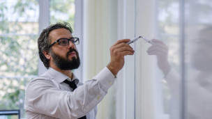 Учитель у доски во время урока