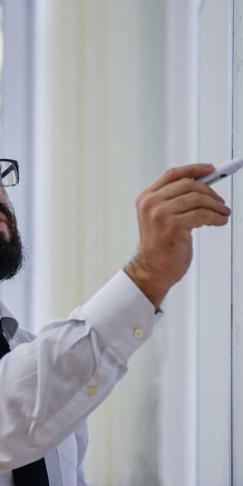 Учитель у доски во время урока