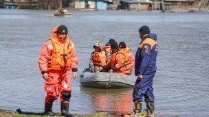 Сотрудники МЧС России во время эвакуации населения из зоны подтопления.