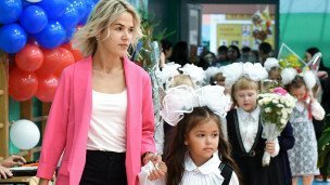 Учительница ведет первоклассников