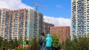 Мама с дочкой смотрят на новостройки