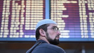 Muzhchina-u-informacionnogo-tablo-v-aeroportu